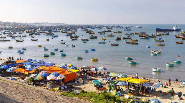 Αλιευτικό λιμάνι γεμάτο βάρκες και μια αγορά στο Μούι Νε, Βιετνάμ — Φωτογραφία Αρχείου