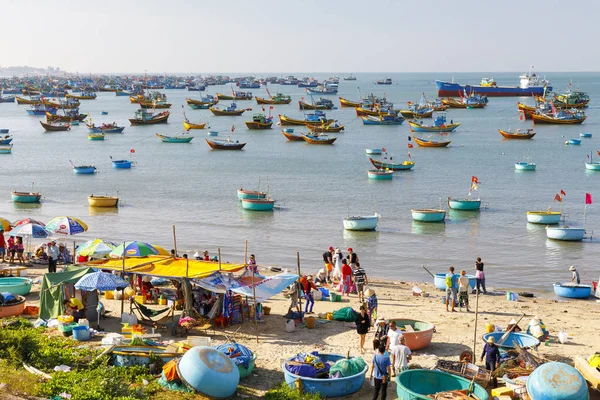 Puerto pesquero lleno de barcos y un mercado en Mui Ne, Vietnam —  Fotos de Stock
