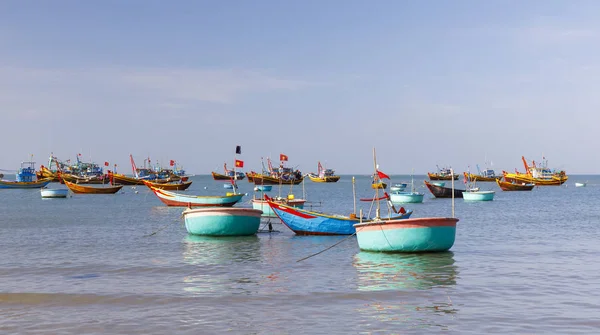 Rybářský přístav plný člunů v zátoce Mui Ne, Vietnam — Stock fotografie