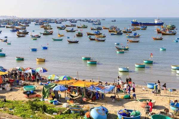 Rybářský přístav plný člunů a trhu v Mui Ne, Vietnamu — Stock fotografie