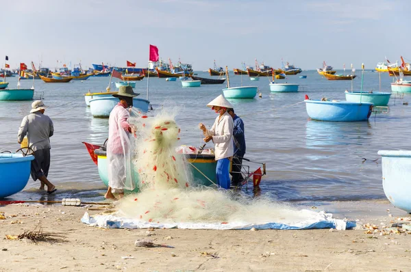 I pescatori stendono reti da pesca in un porto di pescatori a Mui Ne, Vie — Foto Stock