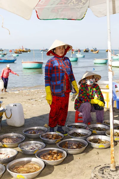 В'єтнамські жінки продають морської їжі риболовля гавані в Муйне, В'єтнам — стокове фото