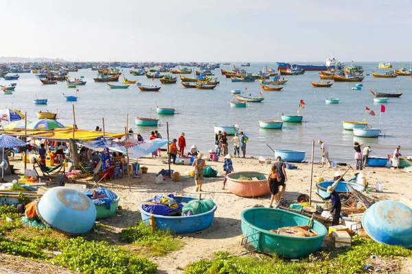 Puerto pesquero lleno de barcos y un mercado en Mui Ne, Vietnam —  Fotos de Stock