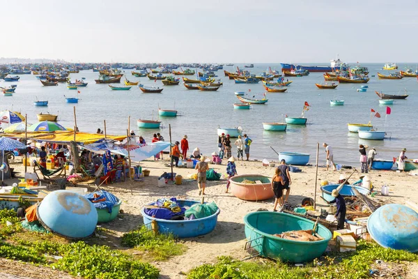 Fiskehamn full av båtar och en marknad i Mui Ne, Vietnam — Stockfoto