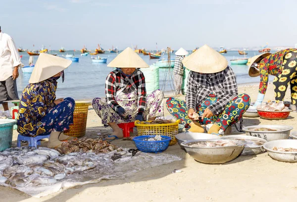 Mulheres vietnamitas vendem porto de pesca de frutos do mar em Mui Ne, Vietnã — Fotografia de Stock