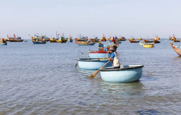 Рибальське гавань повно катерів в бухті Муйне, В'єтнам — стокове фото