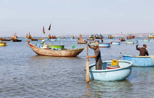 Fiskehamn full av båtar i en vik i Mui Ne, Vietnam — Stockfoto