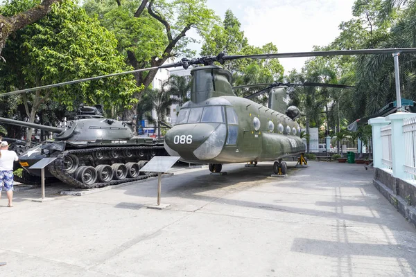 Elicottero dell'esercito americano in un museo di guerra a Saigon, Vietnam — Foto Stock