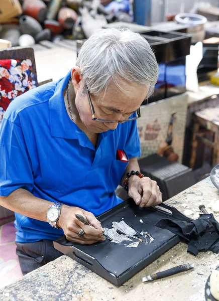 Worker creates a painting at a factory in Saigon, Vietnam — Stock Photo, Image