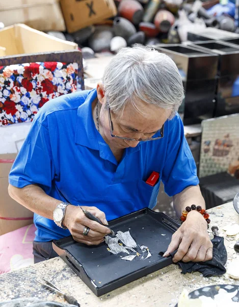 Worker creates a painting at a factory in Saigon, Vietnam — Stock Photo, Image