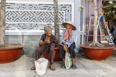 Eski Vietnamlı kadınlar My Tho, Vietnam bir sandalyede oturup