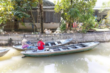 Uzun tekneler ile Vietnamlı turist onlara bir ri vermek için bekliyor
