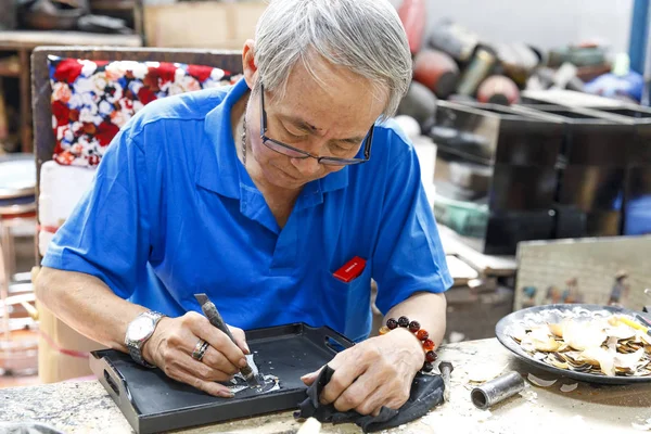 Arbeiter schafft ein Gemälde in einer Fabrik in Saigon, Vietnam — Stockfoto