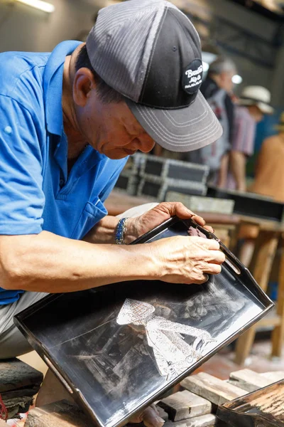 Worker creates a painting at a factory in Saigon, Vietnam — Stock Photo, Image