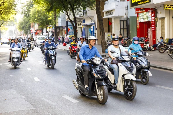 Motociclistas dirigem em uma estrada em Saigon, Vietnã — Fotografia de Stock