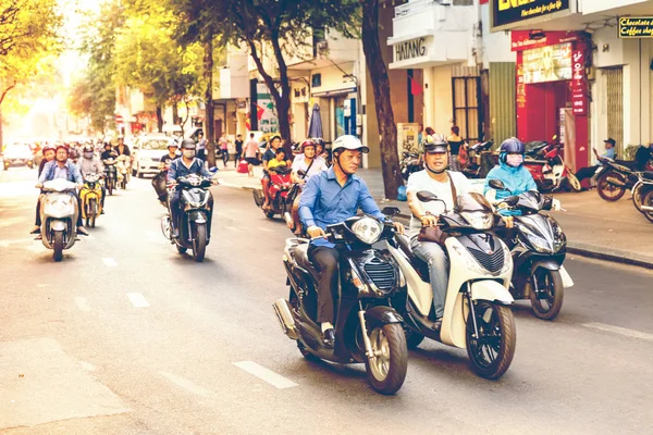 Motociclistas dirigem em uma estrada em Saigon, Vietnã — Fotografia de Stock