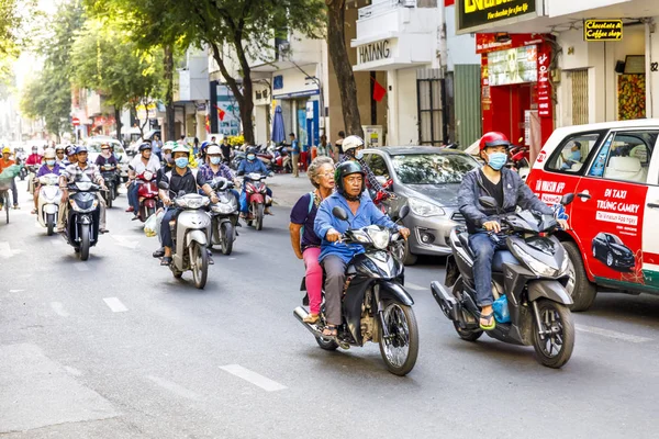 Motociclistas dirigem em uma estrada em Saigon, Vietnã — Fotografia de Stock