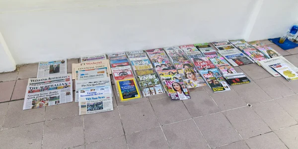 Várias revistas no chão para venda em Saigon, Vietnã — Fotografia de Stock