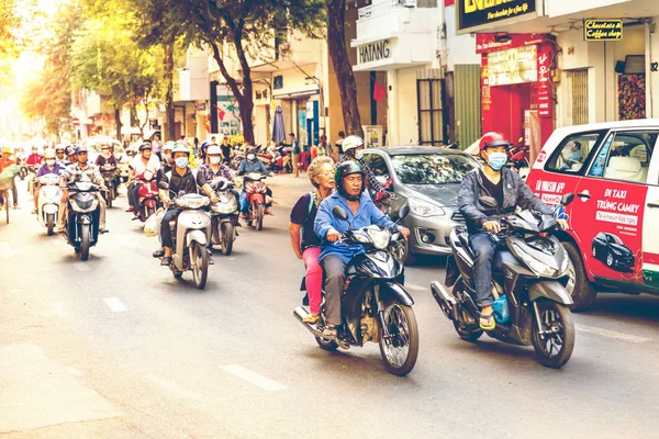 Motociclistas dirigem em uma estrada em Saigon, Vietnã — Fotografia de Stock