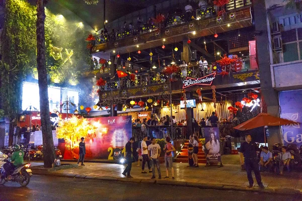 Иллюминированный ночной клуб под открытым небом в Сайгоне, Вьетнам — стоковое фото