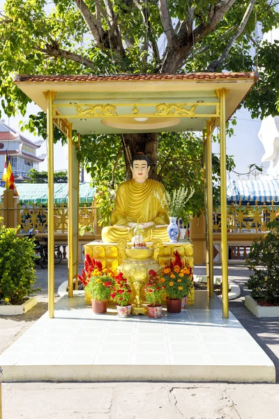 Escultura budista Golde en la propiedad del templo de Buda en Mi — Foto de Stock