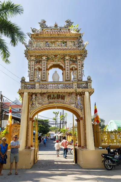 Puerta a la entrada de la propiedad del templo de Buddha en My Tho, Vietna — Foto de Stock
