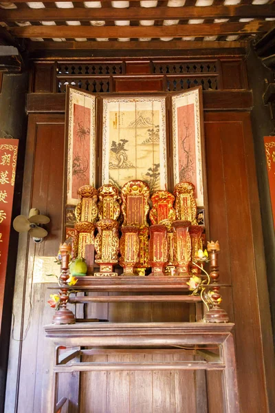 Esculturas y objetos budistas dentro del templo de Buda en My Tho , — Foto de Stock