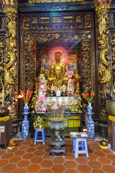 Esculturas y objetos budistas dentro del templo de Buda en My Tho , — Foto de Stock