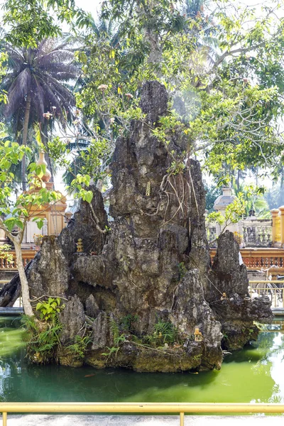 Escultura en el jardín del templo de Buddha en My Tho, Vietnam — Foto de Stock