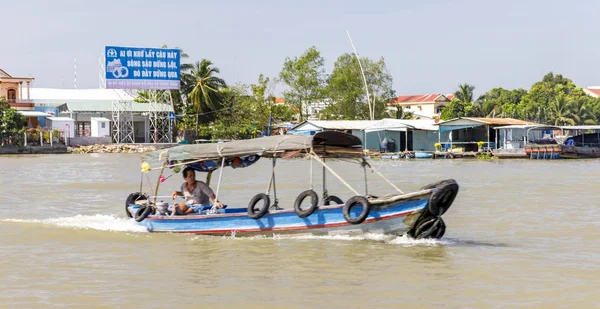 Turismo e barche da viaggio sul fiume Mekong vicino a My Tho, Vietnam — Foto Stock