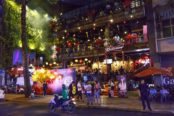 Verlichte Open Air Night Club in Saigon, Vietnam Rechtenvrije Stockafbeeldingen