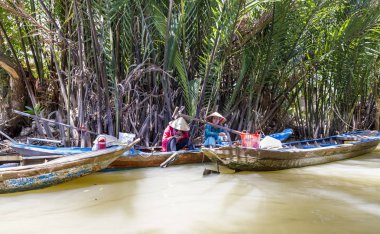 Uzun tekneler ile Vietnamlı turist onlara bir ri vermek için bekliyor