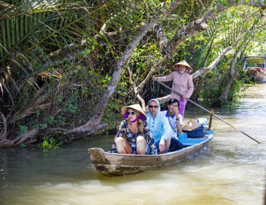 My Tho, Vietnam yakınlarındaki Mekong nehri üzerinde tekne yolculuğu Turistler