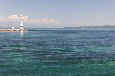 İsviçre'de Cenevre Gölü'nde beyaz deniz feneri