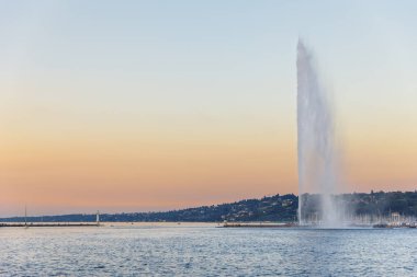Cenevre'de gün batımında Fountain Jet d'eau, İsviçre