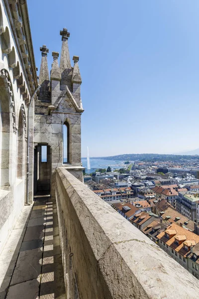 Uitzicht vanaf de Sint-Pieters kathedraal naar het oude centrum van Genève, Switz — Stockfoto