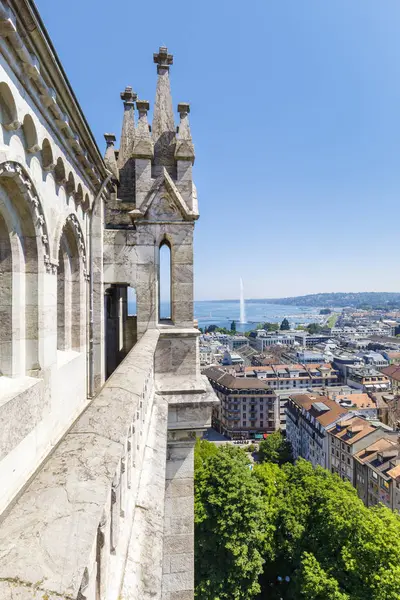 Uitzicht vanaf de Sint-Pieters kathedraal naar het oude centrum van Genève, Switz — Stockfoto