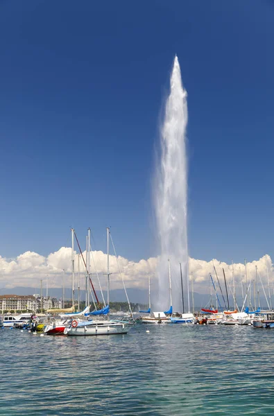 140m hohe Fontäne namens jet d 'eau im Stadtzentrum von Genf — Stockfoto