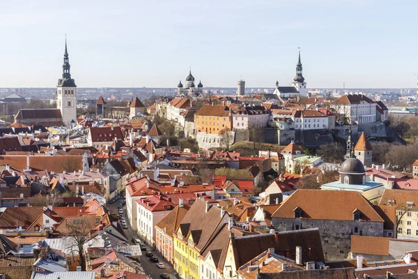 Stadsutsikt till Tallinns gamla stadsdel, Estland — Stockfoto