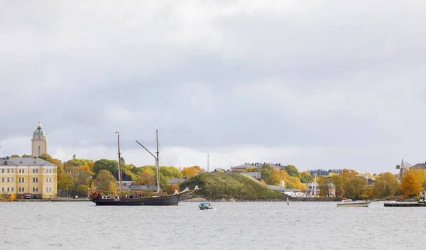 Barcos de vela que entran en el puerto sur de Helsinki, Finlandia —  Fotos de Stock