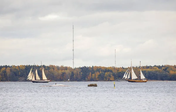 Zeilschepen die de zuidelijke haven van Helsinki, Finland binnenvaren — Stockfoto