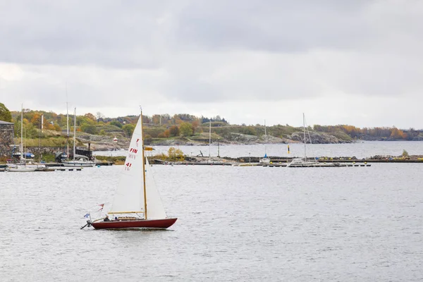 驶入芬兰赫尔辛基南部港口的帆船 — 图库照片
