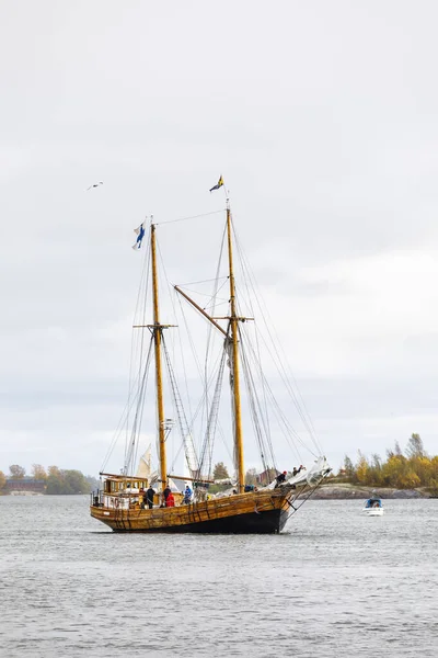 Navios à vela que entram no porto sul em Helsínquia, Finlândia — Fotografia de Stock