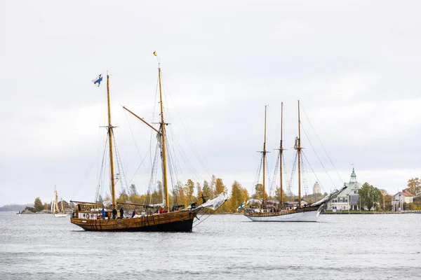 Voiliers entrant dans le port sud à Helsinki, Finlande — Photo