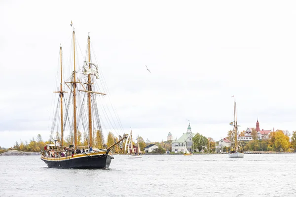 Barcos de vela que entran en el puerto sur de Helsinki, Finlandia — Foto de Stock