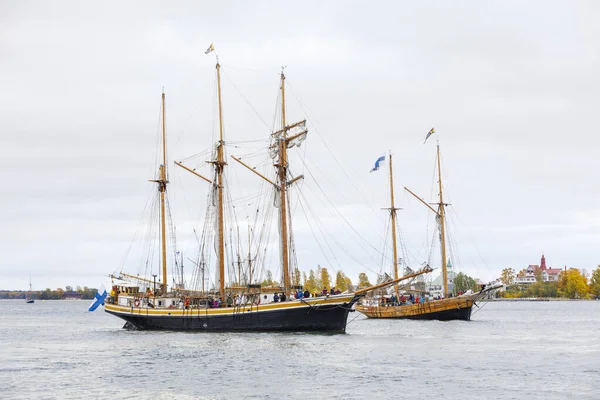 Plachetnice vplouvající do jižního přístavu v Helsinkách, Finsko — Stock fotografie