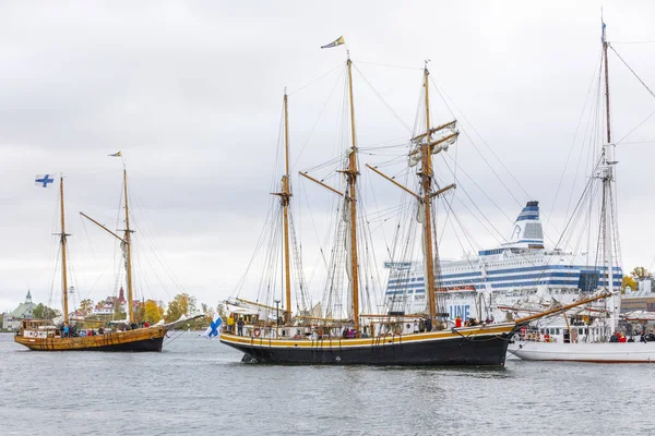 Navios à vela que entram no porto sul em Helsínquia, Finlândia — Fotografia de Stock