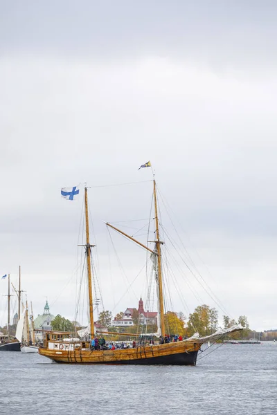 Barcos de vela que entran en el puerto sur de Helsinki, Finlandia — Foto de Stock