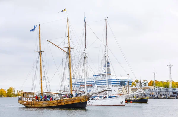 驶入芬兰赫尔辛基南部港口的帆船 — 图库照片