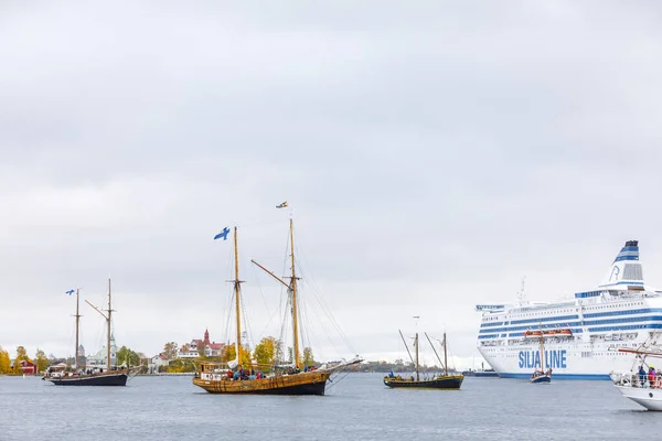 Navi a vela che entrano nel porto meridionale di Helsinki, Finlandia — Foto Stock